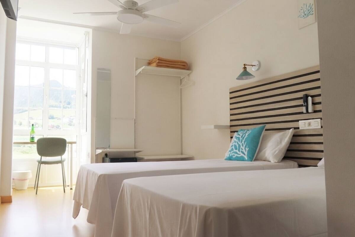 Escritorio, wifi gratis y ropa de cama 