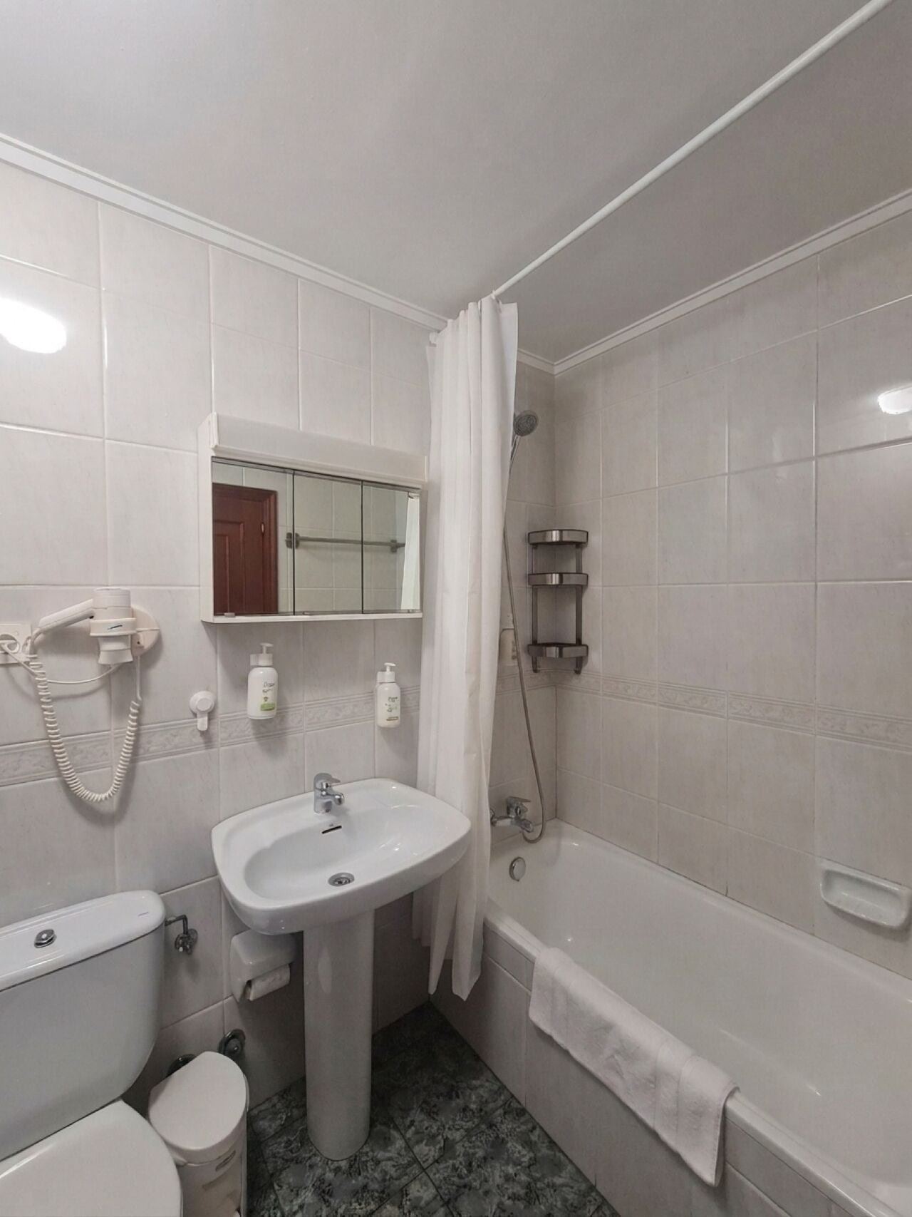 Un baño con inodoro, lavabo y bañera.
