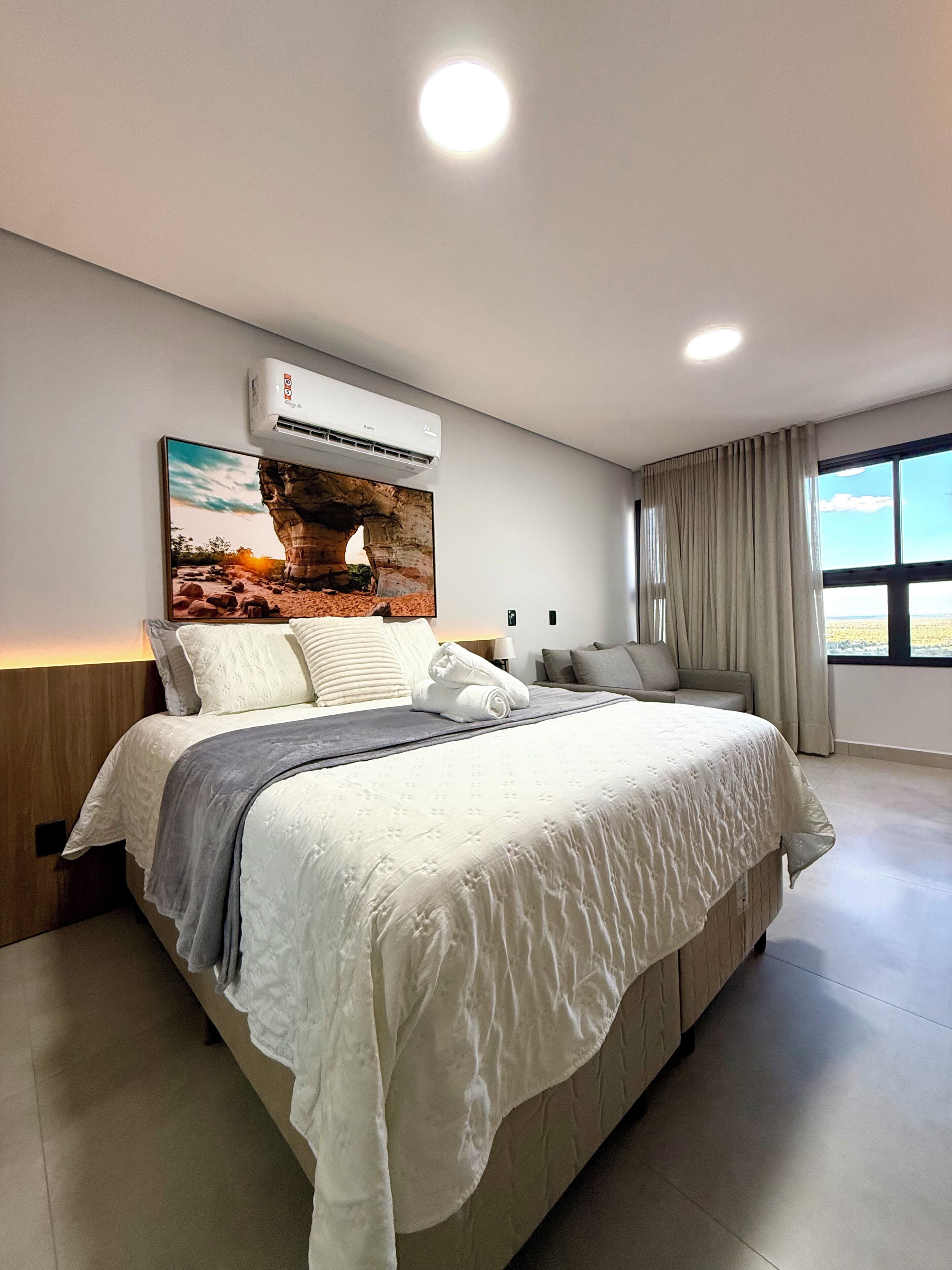 Deluxe Apartment | Desk, laptop workspace, blackout curtains, iron/ironing board