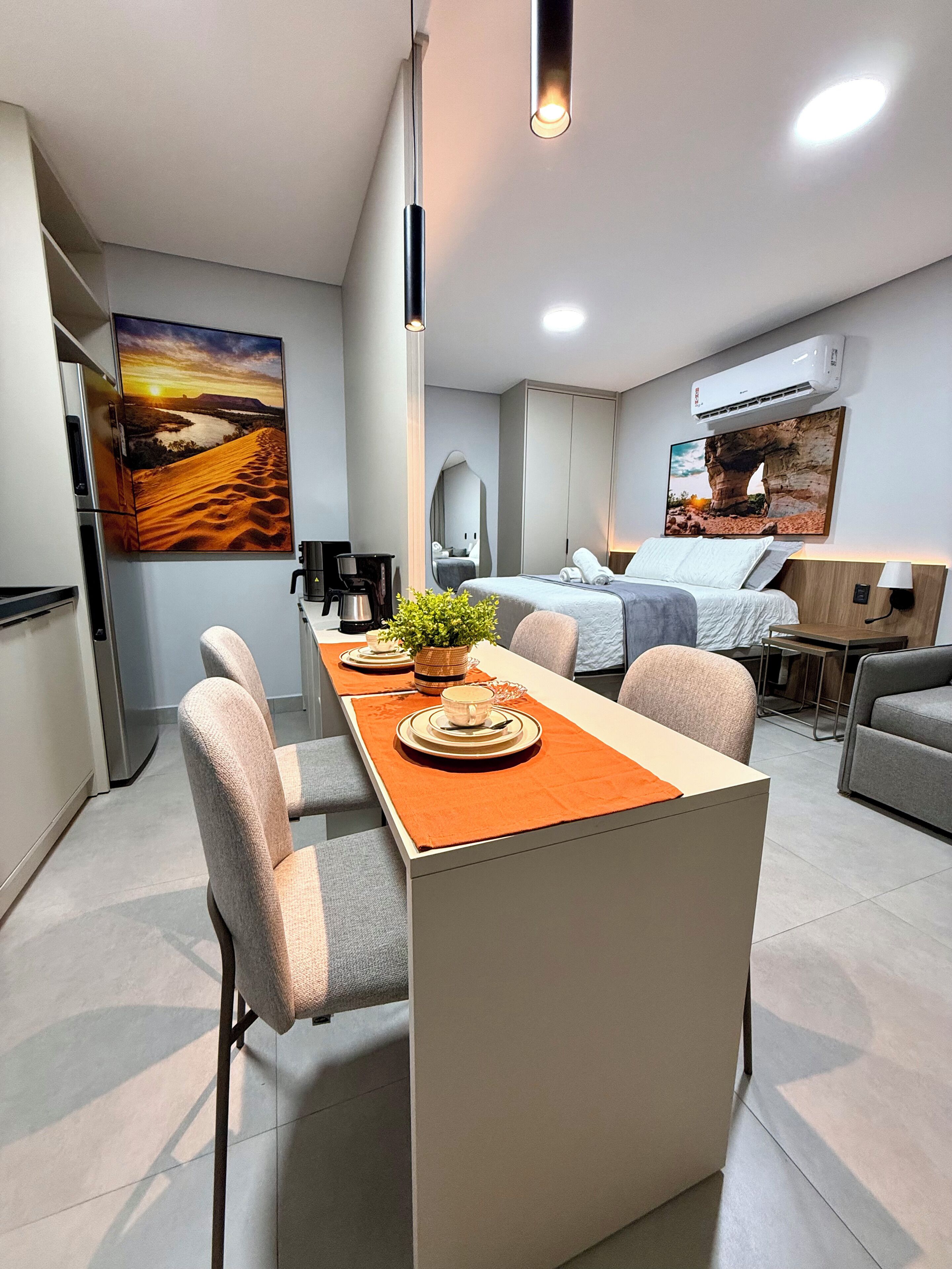 Apartamento luxo | Escrivaninha, espaço de trabalho para notebook, cortinas blackout