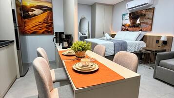 Apartamento luxo | Escrivaninha, espaço de trabalho para notebook, cortinas blackout