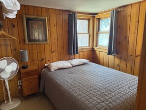 2 bedrooms, free WiFi, bed sheets - Cozy Lakefront 2 Bedroom Cabin with Wood-Burning Fireplace & Dock Access (Republic)