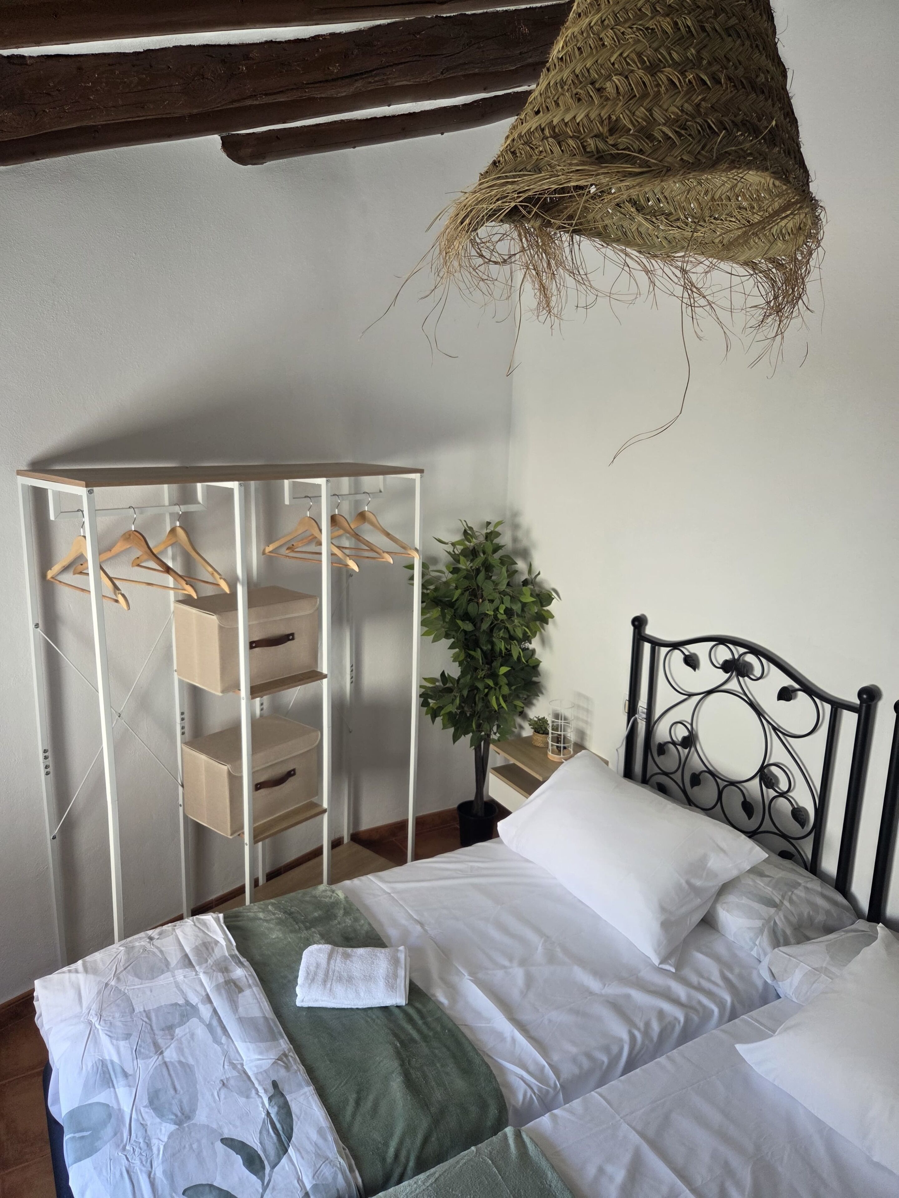 2 habitaciones, tabla de planchar con plancha, wifi y ropa de cama 