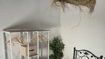 2 habitaciones, tabla de planchar con plancha, wifi y ropa de cama
