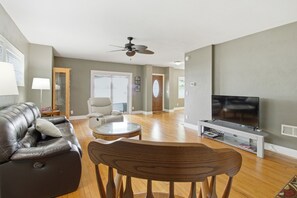 Living area - Spacious 4-bedroom house in downtown Madison with incredible water views (Madison)