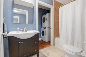 Bathroom - Spacious 4-bedroom house in downtown Madison with incredible water views (Madison)