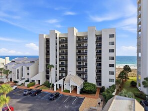 Un hôtel à plusieurs étages doté d’un parking, offrant une vue sur la plage et comprenant un espace piscine.