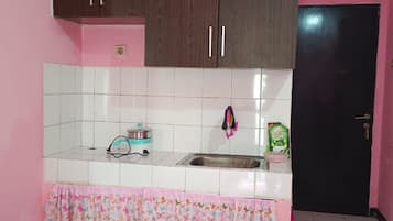 Apartment, Balcony, City View | Private kitchen | Cookware/dishes/utensils