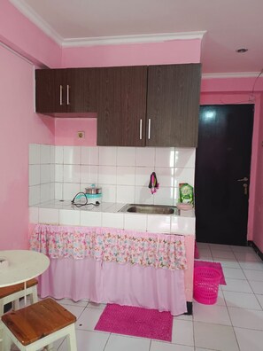 Apartment, Balcony, City View | Dapur peribadi | Alat memasak/pinggan mangkuk/perkakas dapur 