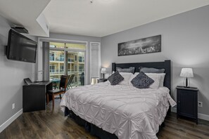 2 bedrooms, iron/ironing board, WiFi, bed sheets - Discovery Bay Resort - Pool - Downtown - 2Bed 2 BA (Kelowna)