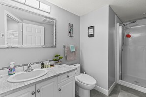 Shower, hair dryer, towels, soap - Discovery Bay Resort - Pool - Downtown - 2Bed 2 BA (Kelowna)