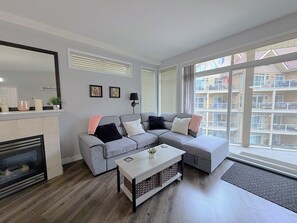 Living area - Discovery Bay Resort - Pool - Downtown - 2Bed 2 BA (Kelowna)