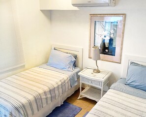 Tabla de planchar con plancha, wifi, ropa de cama