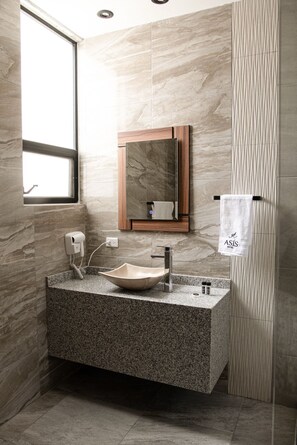 Ensemble douche/baignoire, sèche-cheveux, serviettes fournies, savon