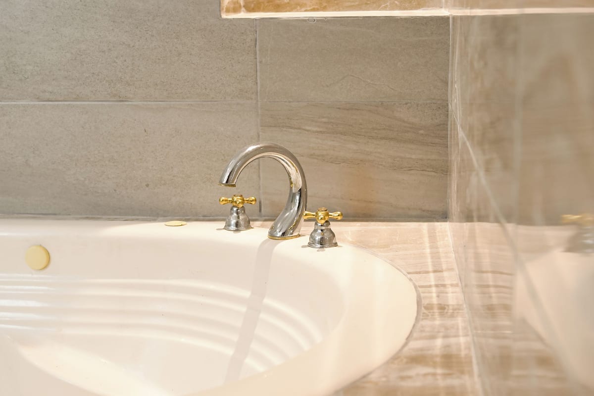 Une salle de bain avec une baignoire, un lavabo et un espace douche.