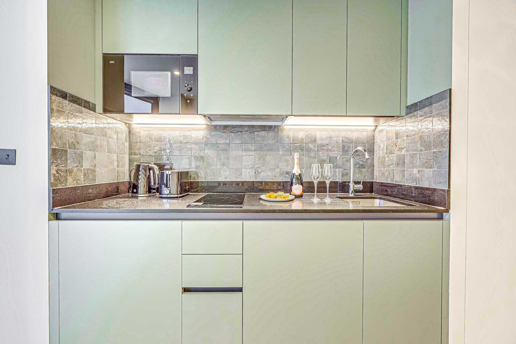 Coffee/tea maker, fridge, microwave, oven
