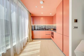 Wasserkocher mit Kaffee-/Teezubehör, Kühlschrank, Mikrowelle, Ofen