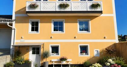 Spacious 2-bedroom Apartment with Kitchen and Livingroo north of Salzburg City