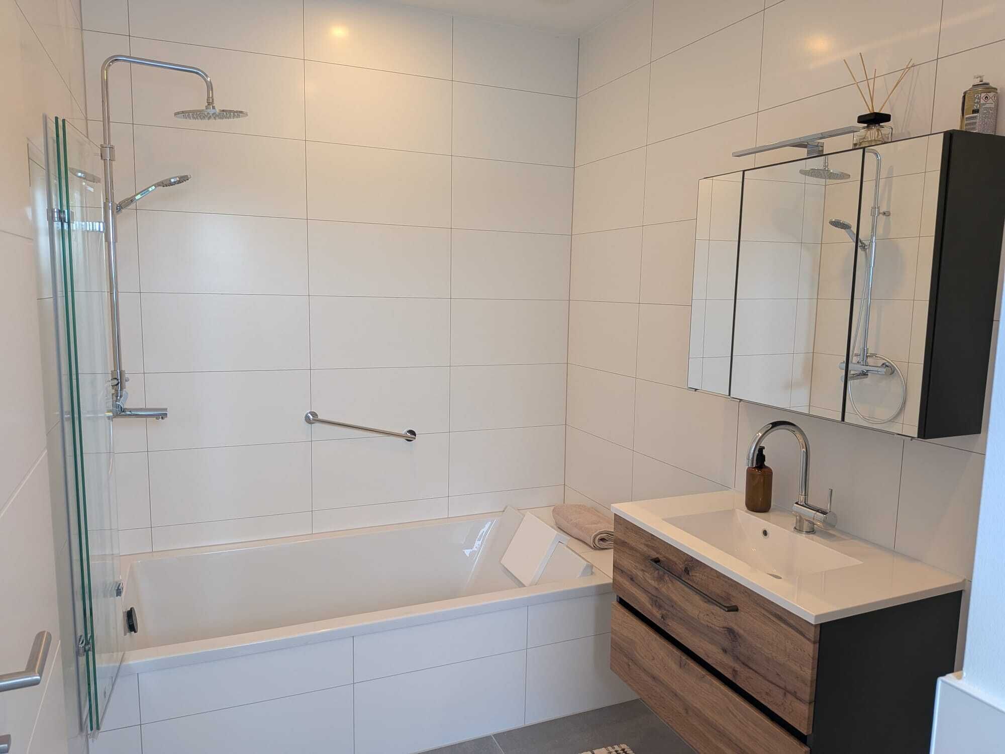Sèche-cheveux, serviettes fournies, savon, papier toilette