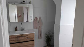 Een haardroger, handdoeken, zeep, toiletpapier