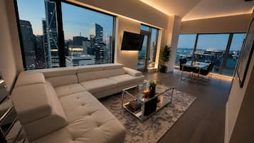 Smart TV, fireplace, ping pong, stereo