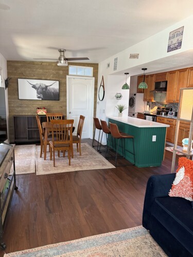 Charming 2 BR Little Oasis, with Refreshing pool, near the Colorado River