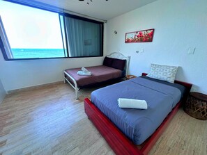 Tabla de planchar con plancha, wifi gratis, ropa de cama