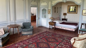 A room with a bed, a chair, a small table, and a patterned rug. - Heritage and nature in the heart of Nièvre (Billy-Chevannes)