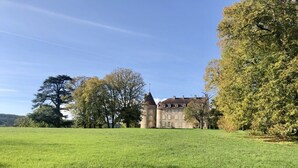 A large grassy field with a historic building in the background. - Heritage and nature in the heart of Nièvre (Billy-Chevannes)