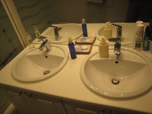 タオル、石鹸、トイレットペーパー