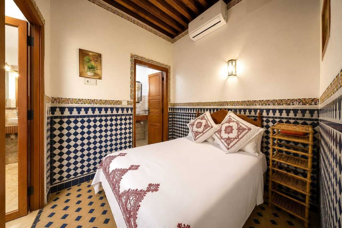 Standard Double Room | WiFi (free), bed sheets