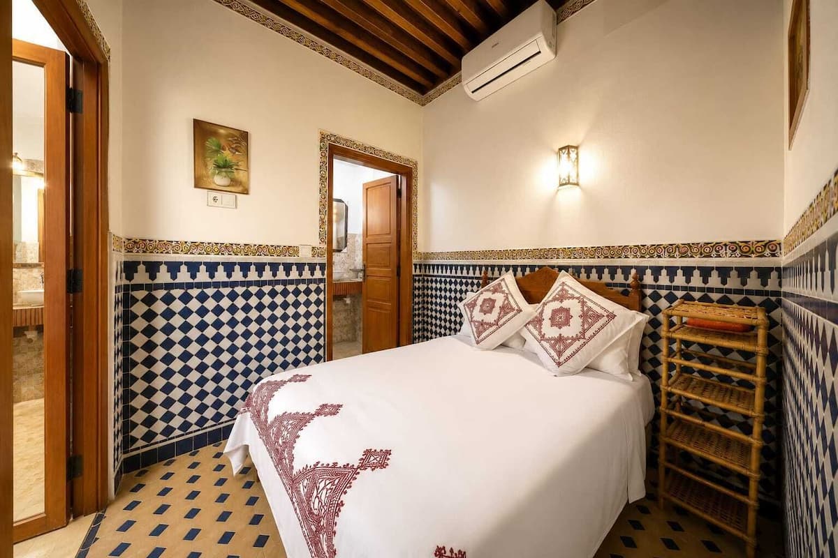 Standard Double Room | WiFi (free), bed sheets