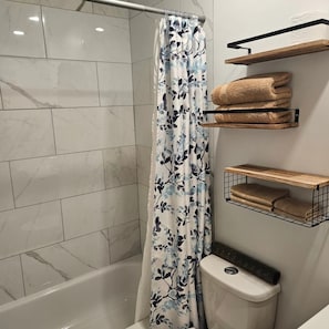 Camera Standard, 1 letto queen, non fumatori | Bagno | Asciugamani, sapone, shampoo, carta igienica