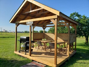 Outdoor dining - Quest Motel (Whitewood)