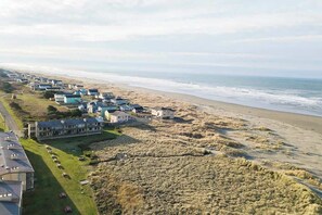 A coastal residential area with houses and a beach. - Hi-Tide Resort, Queen Bed, Unit 12 (Moclips)