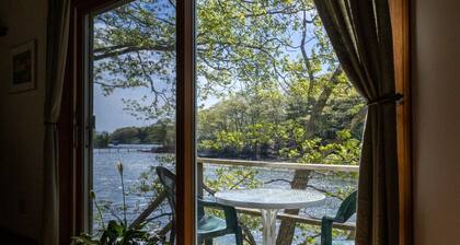 New! Cute boathouse set right on the water