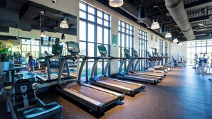 A gym with multiple treadmills, exercise bikes, and weight machines. - Family Friendly Stay in Prime Location (Kissimmee)