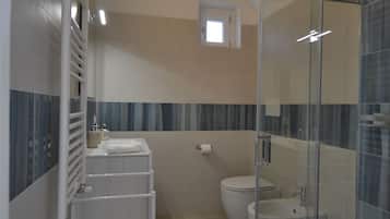 Haartrockner, Handtücher, Seife, Toilettenpapier