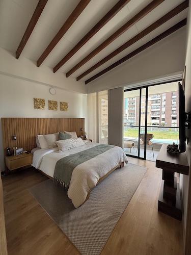 Luxury 3 -Bedroom Retreat with Private Bathrooms for every room, in Llanogrande.