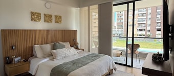 Luxury 3 -Bedroom Retreat with Private Bathrooms for every room, in Llanogrande.