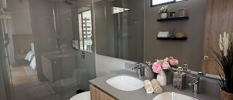Douche, séchoir à cheveux, serviettes fournies, savon