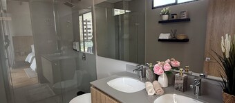 Luxury 3 -Bedroom Retreat with Private Bathrooms for every room, in Llanogrande.