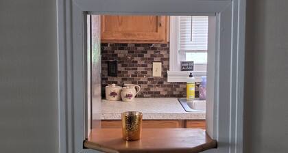 Vintage on Lincoln -
3-bedroom 1 bath house in Russell,Ks.