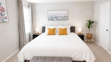6 Schlafzimmer, Schreibtisch, Bügeleisen/Bügelbrett, Reisekinderbett