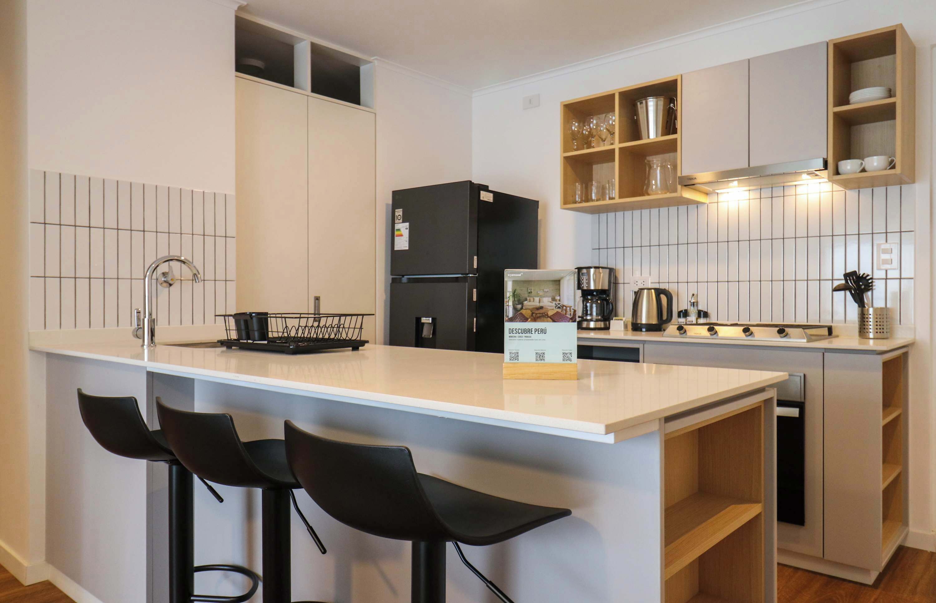 Wasserkocher mit Kaffee-/Teezubehör, Kühlschrank, Mikrowelle, Ofen