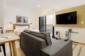 TV, offices - w* | Upscale Loft w/ Balcony in Roma Norte (Ciudad de México)