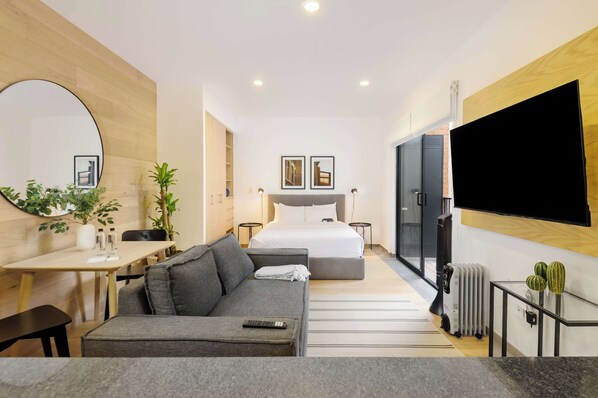 Desk, iron/ironing board, WiFi, bed sheets - w* | Upscale Loft w/ Balcony in Roma Norte (Ciudad de México)