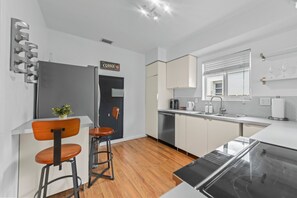 Réfrigérateur, four à micro-ondes, un four, surface de cuisson