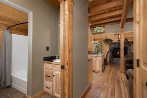 Interior - Lazy Moose Cabin+10MinstoYellowstone+Wifi+Log+AC (West Yellowstone)