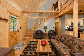 Living area - Lazy Moose Cabin+10MinstoYellowstone+Wifi+Log+AC (West Yellowstone)